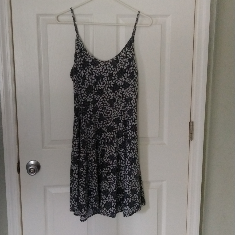NWT.  ACEVOG Women's Black and White Floral Strappy Dress.  Large
